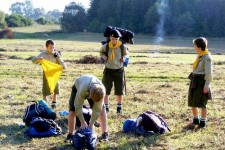 hlidka-vlcat-kentauri-z-28-oddilu-jevicko-svaz-skautu-a-skautek-cr-kratce-po-startu-v-pozadi-jeste-doutna-zahajovaci-taborak-z-predesleho-vecera.jpg