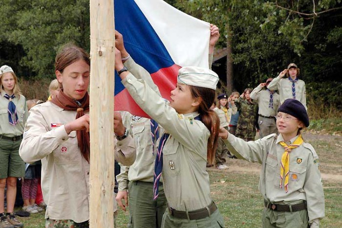 Marek Sychra – Komár z 35. brněnského oddílu Junáka a Nikola Volfová – Hopík z 39. brněnského oddílu Svazu skautů a skautek ČR při slavnostním závěrečném nástupu spouští státní vlajku. marek-sychra-komar-z-35-brnenskeho-oddilu-junaka-a-nikola-volfova-hopik-z-39-brnenskeho-oddilu-svazu-skautu-a-skautek-cr-pri-slavnostnim-zaverecnem-nastupu-spousti-statni-vlajku